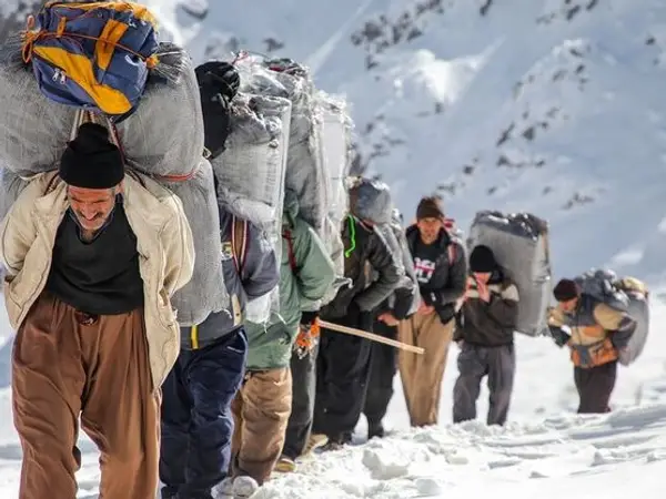 دژ بە هێرشەکانی هێزەکانی کۆماری ئیسلامی ئێران بۆ سەر کۆلبەران کوشتنی کۆڵبەران سیاسەتی دوژمنایەتی گەلی کوردە!