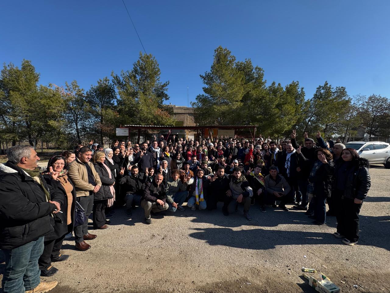 سرینەوەی سنورە دەستکردەکان و پیشاندانی هاوپشتی گەلی کورد لە رۆژئاوا